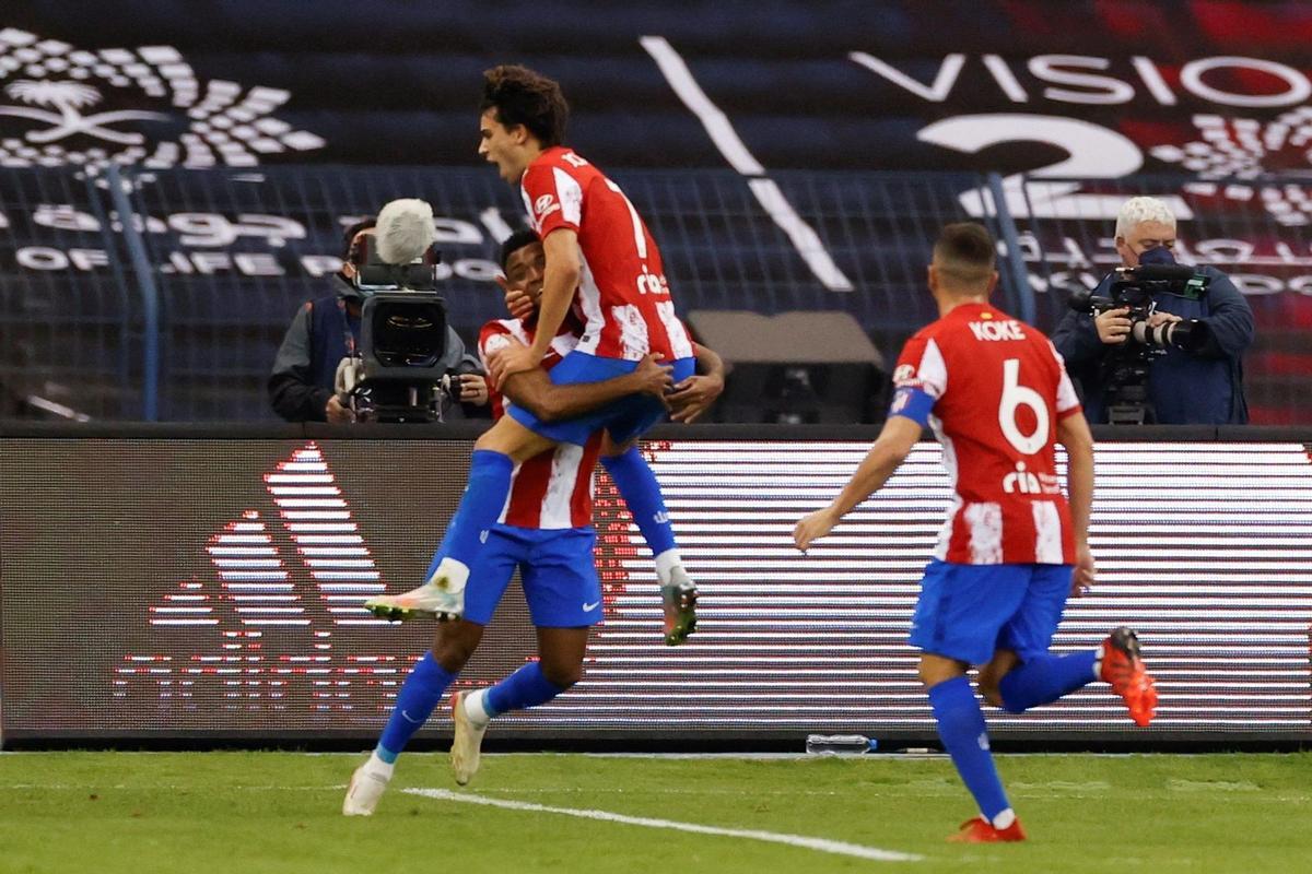 Los jugadores del Atlético celebran el gol de Unai Simón en propia puerta.