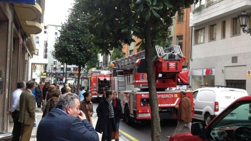 Los bomberos, en el incendio de Melquíades Álvarez.