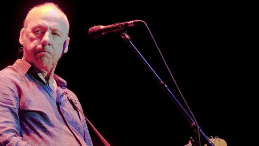 El cantant Mark Knopfler, sobre l&#039;escenari del festival dels Jardins de Cap Roig, ahir a la nit.