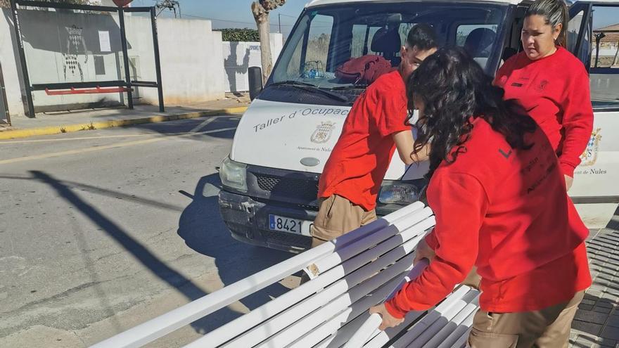 Tres alumnos del taller de empleo terminan la instalación de un banco en Nules.