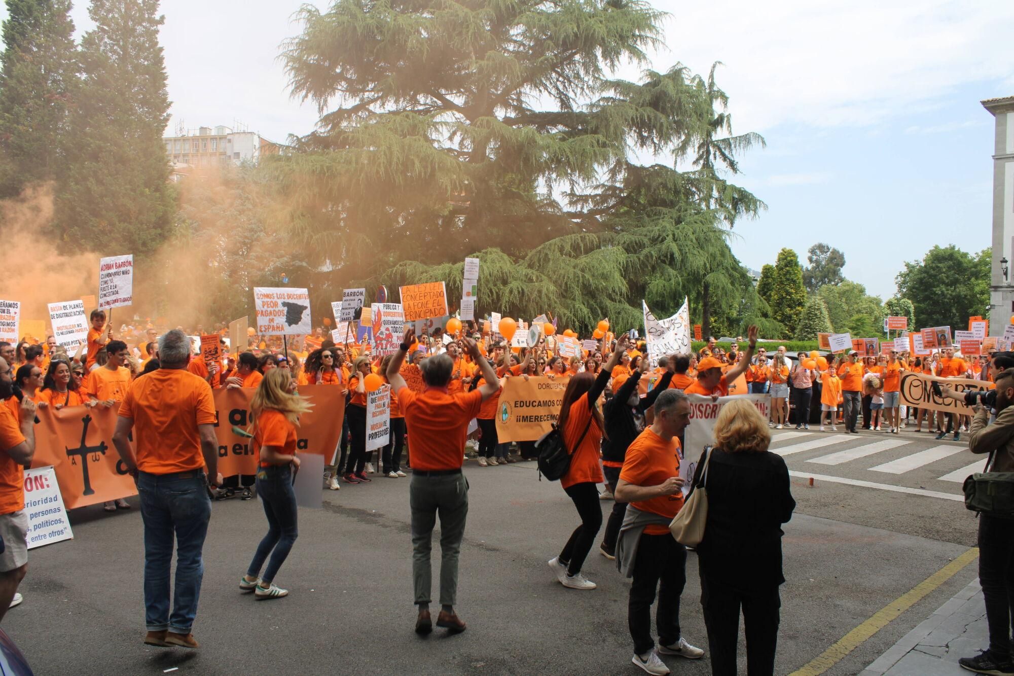 Así fue la multitudinaria marcha naranja de la concertada en Asturias