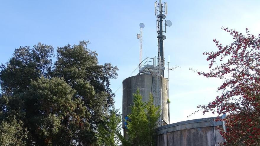 La polèmica torre de telecomunicacions està situada a la urbanització de la Guàrdia