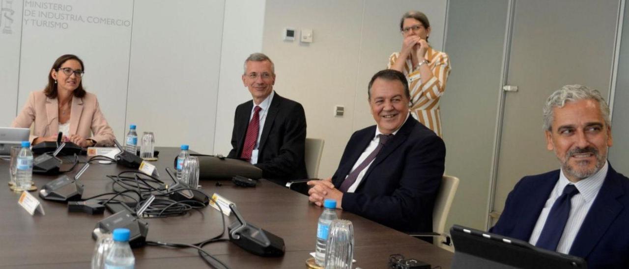 Reyes Maroto, Arnaud Deboeuf, Muñoz Codina y León Capitán, ayer, en la sede del Ministerio en Madrid.