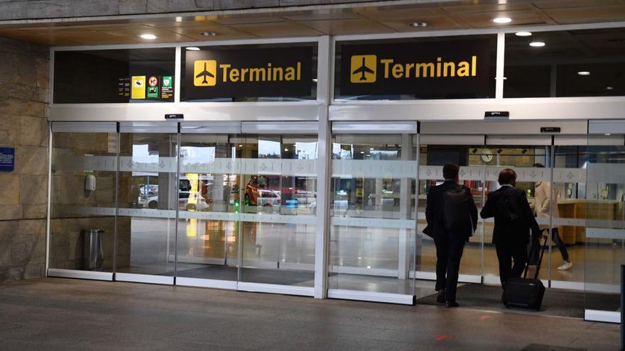 Detenido en el aeropuerto de Alvedro al intentar viajar con un pasaporte falso