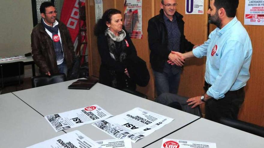 Delegados sindicales de UGT y CC OO en el acto de presentación de la manifestación. // Iñaki Abella