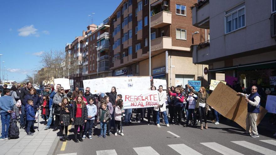 Manifestación de los vecinos antiparking de La Vaguada en la calle Villalpando, a la salida del colegio.