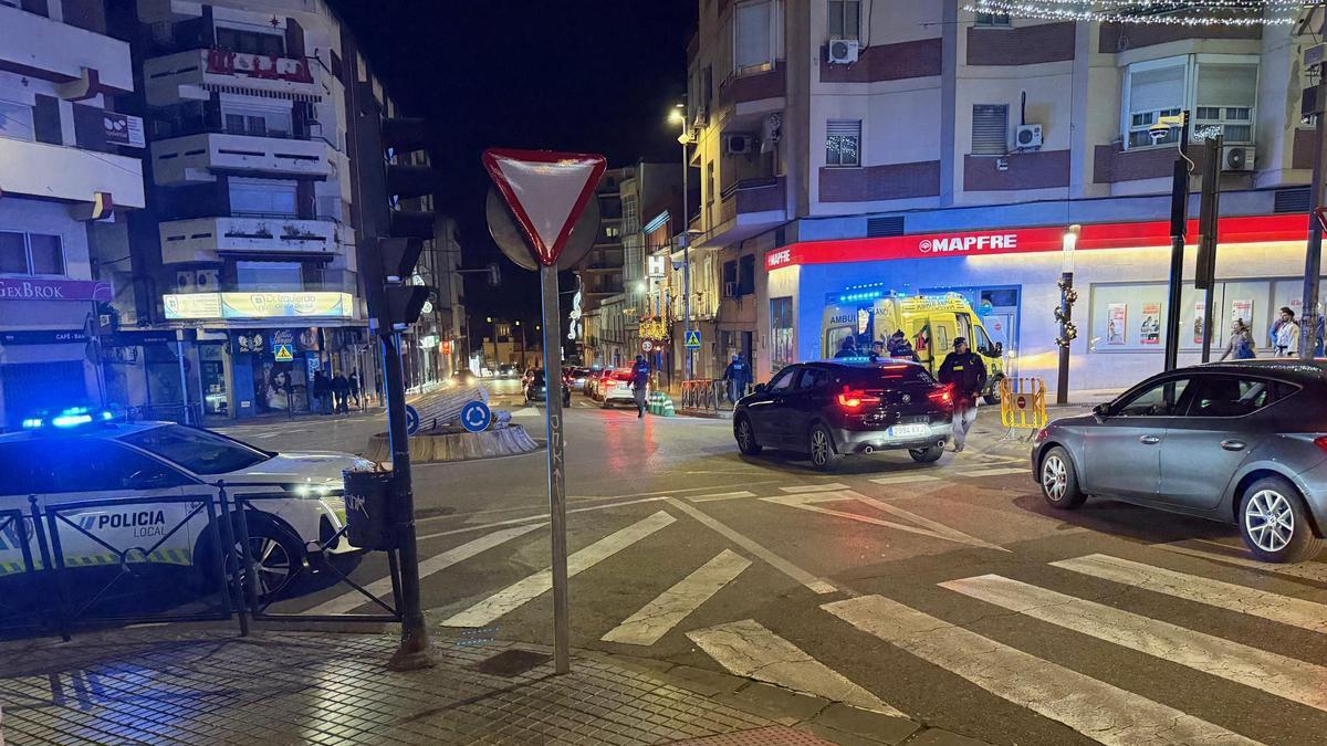 Momento en el que los sanitarios atendieron a uno de los afectados.