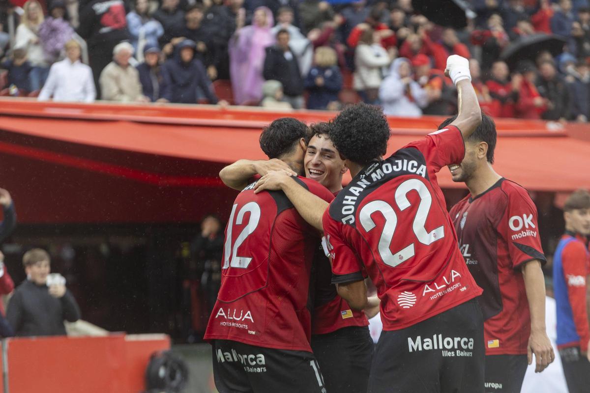 Los jugadores celebran el gol de Virgili.