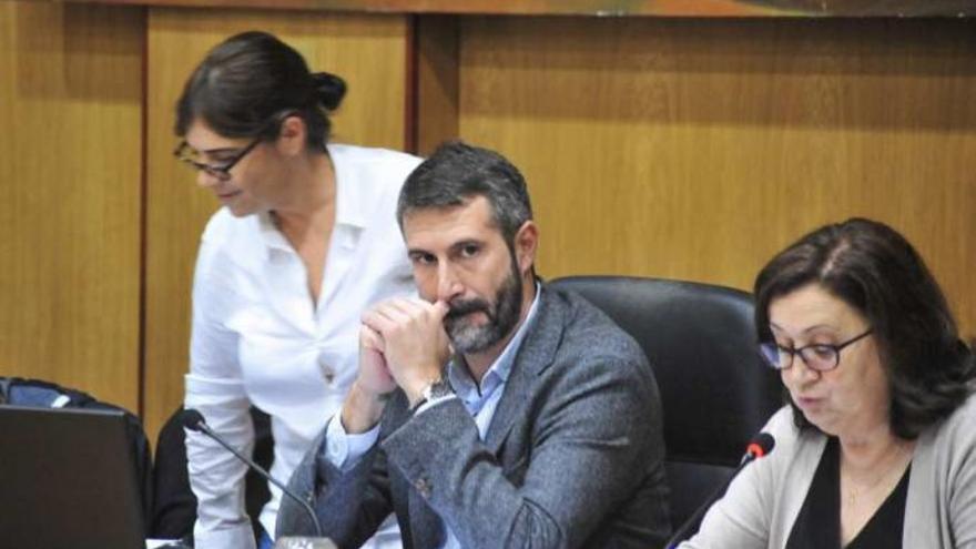 La concejala portavoz, el alcalde y la secretaria municipal en un pleno anterior. // Iñaki Abella
