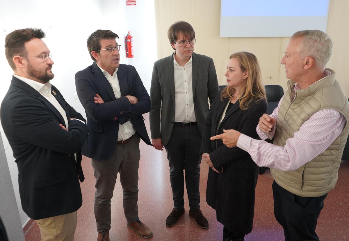 Los alcaldes, la diputada y el secretario de Coeval en el acto en Bocairent.