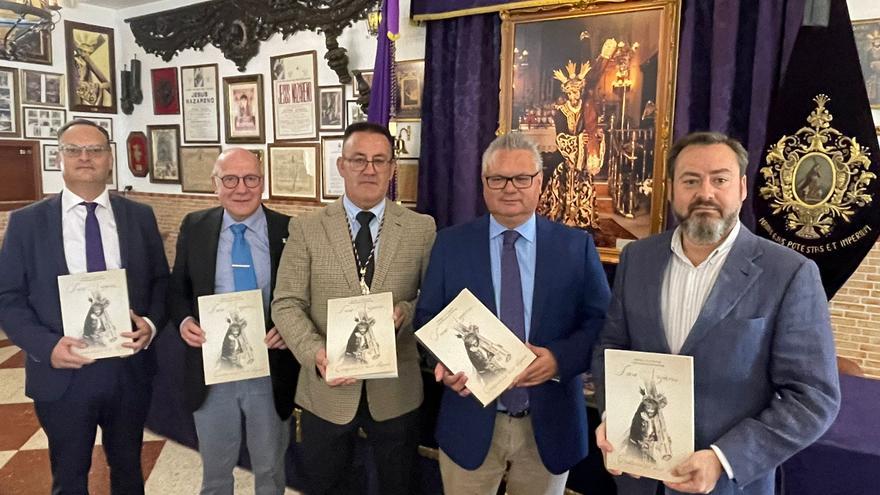 La Cofradía del Nazareno de Puente Genil entrega al Ayuntamiento sus actas digitalizadas desde 1640 a 1777