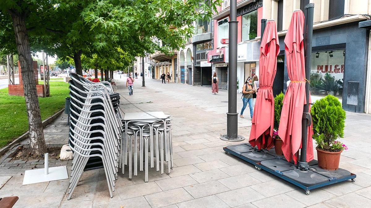 Tiendas y bares cerrados en Lleida, este lunes 13 de junio, día en que debía comenzar el nuevo confinamiento