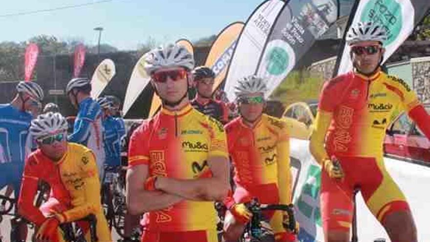 Javi Gil, junto a otros ciclistas de la selección española amateur