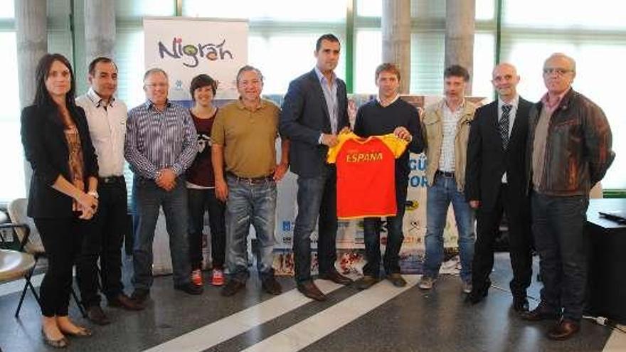 Etxaniz entrega una camiseta nacional al alcalde de Nigrán. // FDV