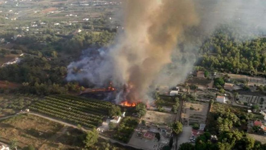 Efectivos aéreos y terrestres trabajan en la extinción de un incendio en Xàbia