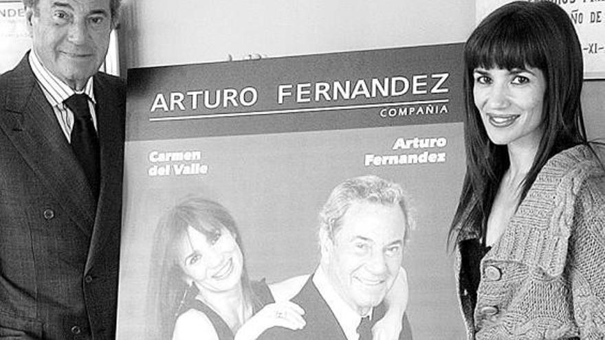 Arturo Fernández y Carmen del Valle, junto a un cartel de la obra.