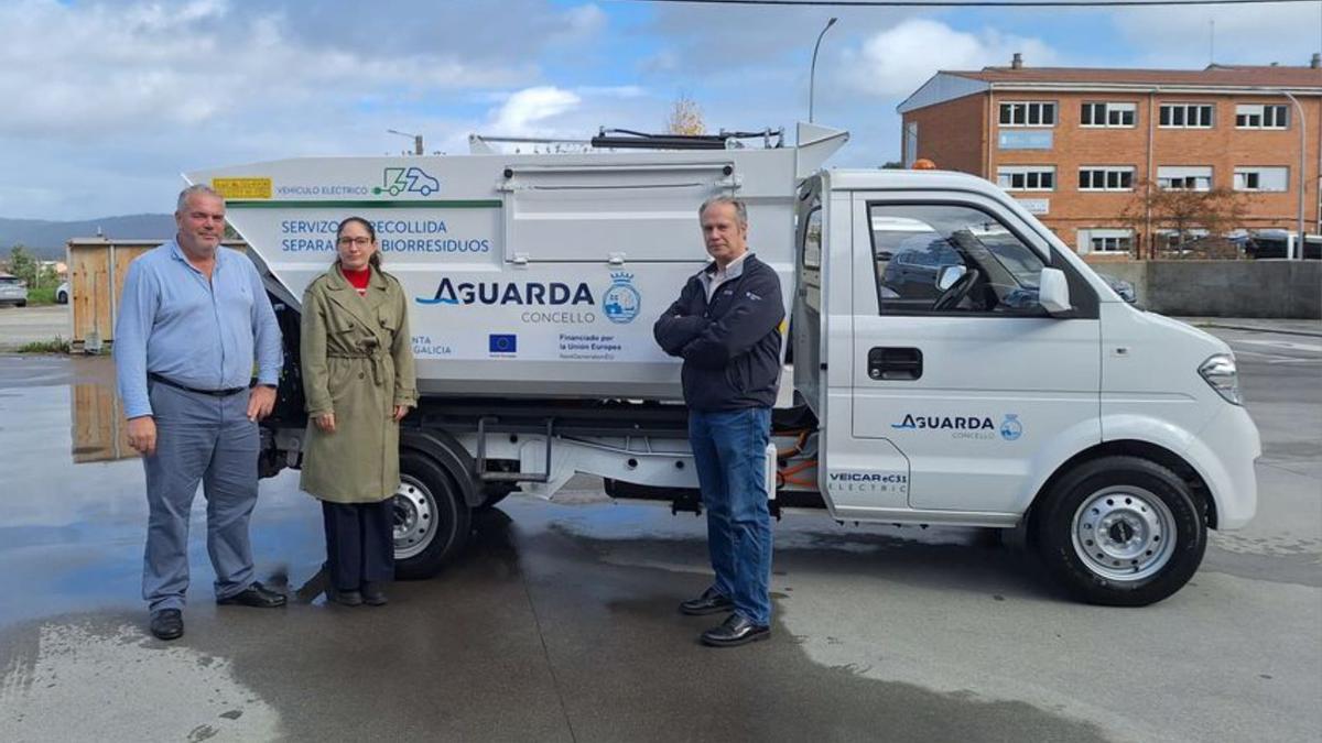 El alcalde, junto al nuevo camión de biorresiduos.