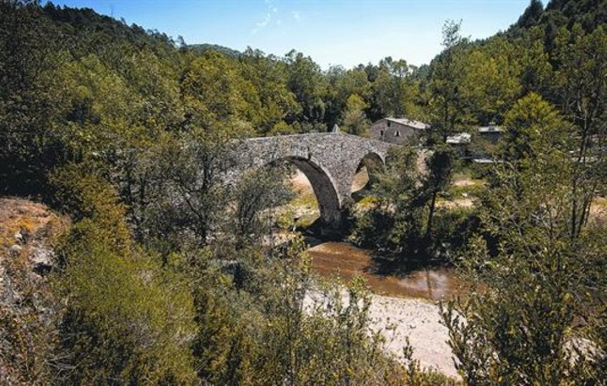 El puente de Malafogassa, encima de la riera casi seca.