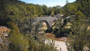 El pont de Malafogassa, a sobre de la riera gairebé seca.