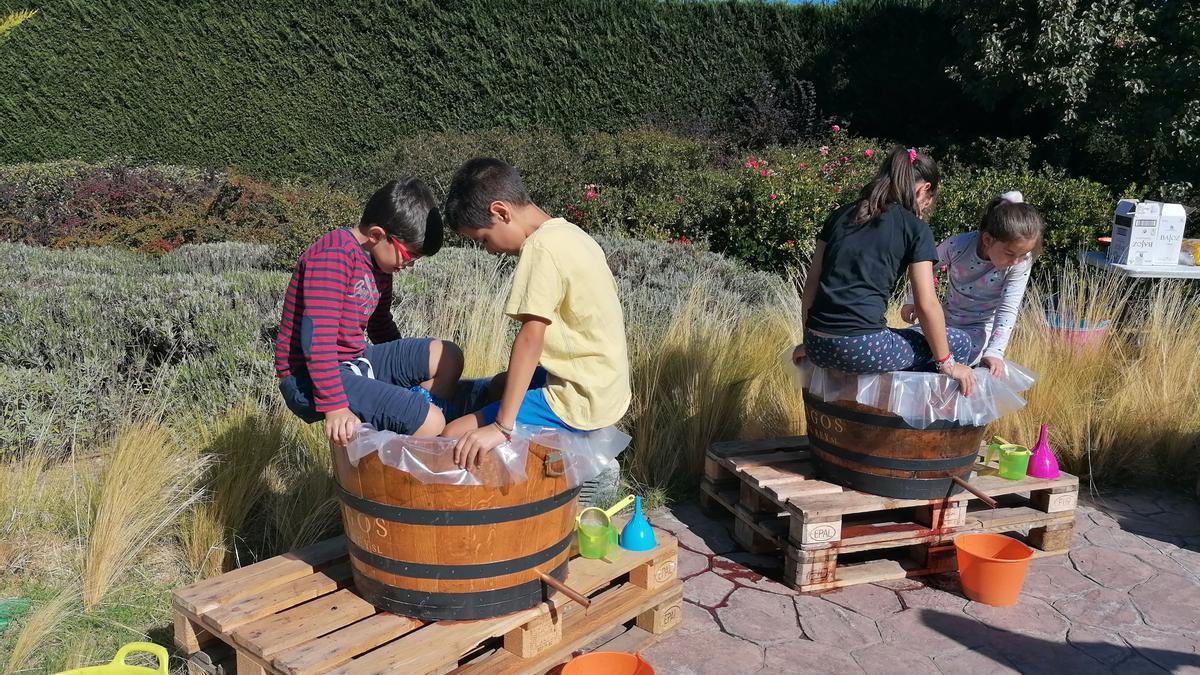 Niños pisan uvas en una edición de los talleres del ciclo organizado por el Museo