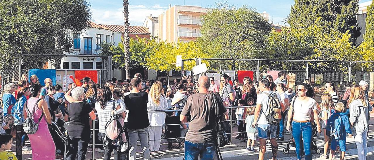 Les famílies, ahir, en l&#039;acte de protesta davant de l&#039;escola