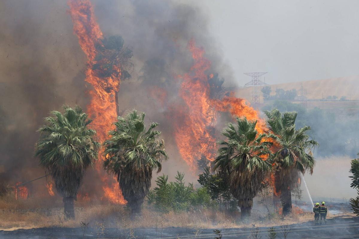 Gran incendio en la carretera del Aeropuerto