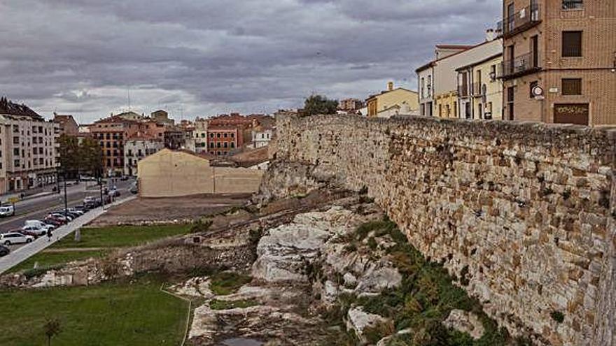 Tramo de muralla liberado en la avenida de la Feria.