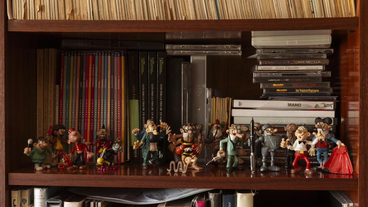 Personajes de Ibáñez en una estantería de su casa.