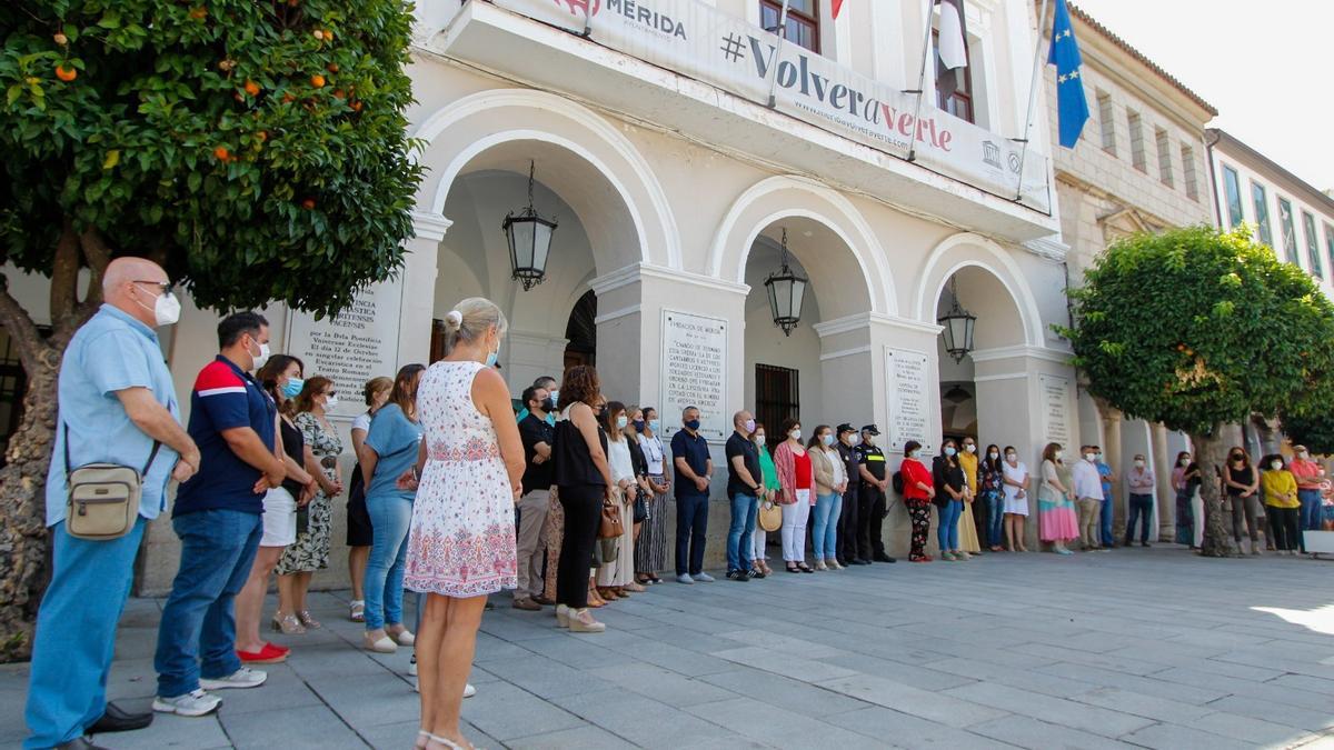 Minuto de silencio a las puertas del Ayuntamiento de Mérida.