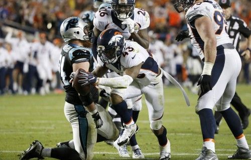 Denver Broncos' T.J. Ward recovers a fumble in the fourth quarter during the NFL's Super Bowl 50 football game against the Carolina Panthers in Santa Clara