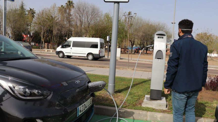 Ya funciona el nuevo punto de recarga de vehículos eléctricos de Villanueva de la Serena