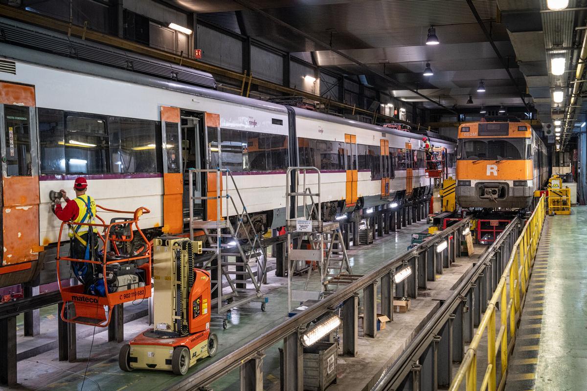 Proceso de limpieza de grafitis e instalación de vinilos en trenes de Rodalies.