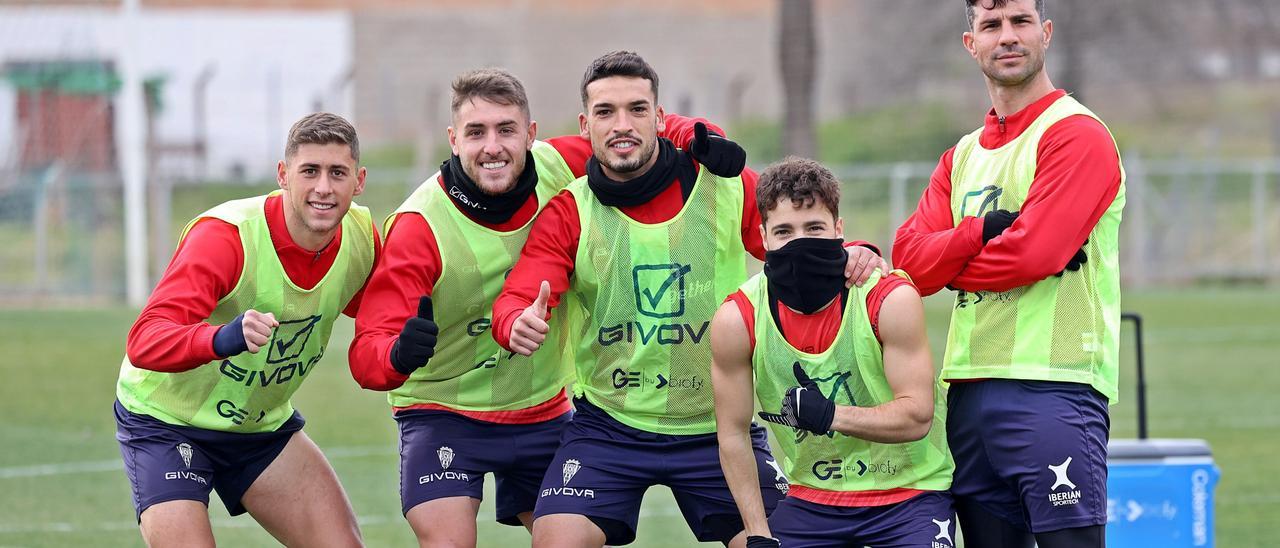 Jorge Moreno, Casas, José Alonso, Shashoua y Willy celebran la victoria en una dinámica del entrenamiento de este viernes.