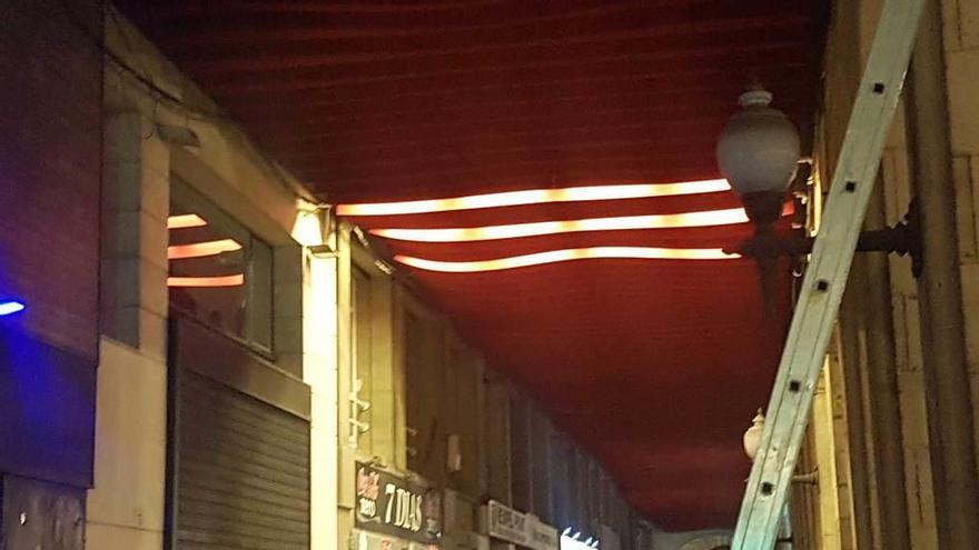 Nuevo aspecto de la calle Marqués de San Esteban iluminada con lámparas led, durante una prueba llevada a cabo esta semana.