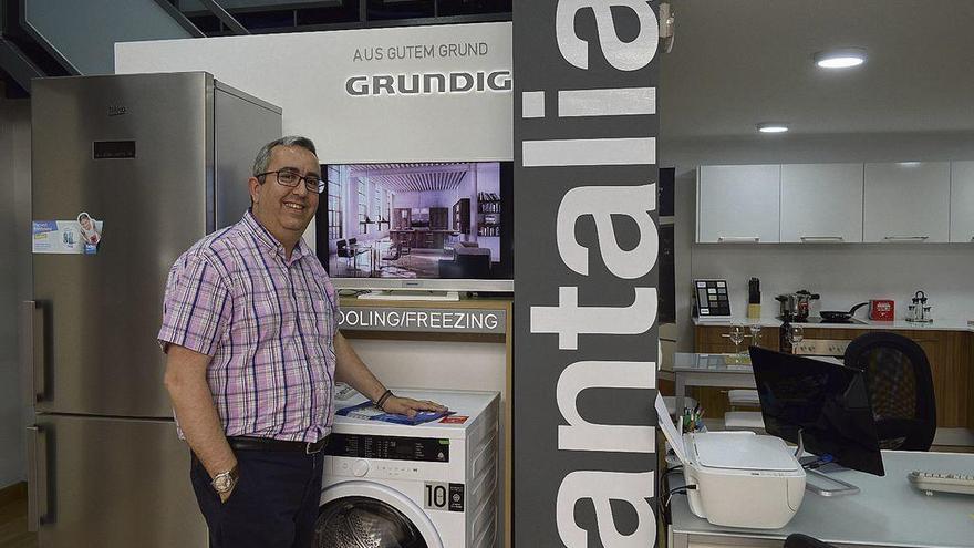 El gerente de Garblan Electrodomésticos, Miguel Ángel García Blanco, en el estudio de cocina Antalia de la calle Santa Teresa de Zamora.