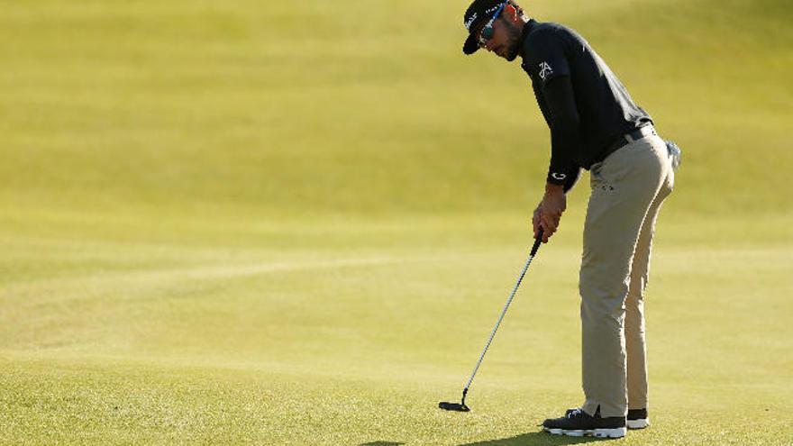 Rafa Cabrera Bello &#039;patea&#039; en el green del 17 en el que no pudo hacer un birdie por muy poco.