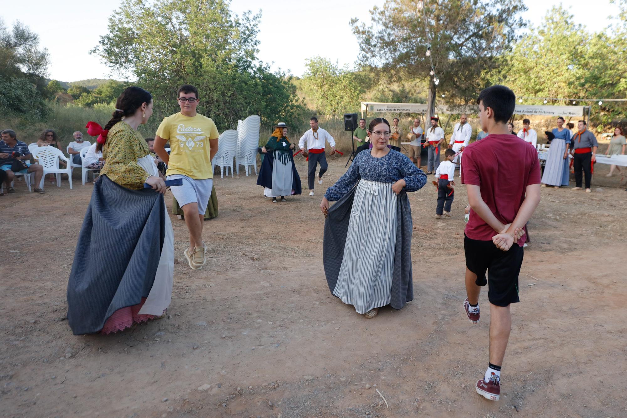 Las imágenes de la 'ballada' popular en el Pou des Escarabats, en Buscastell.