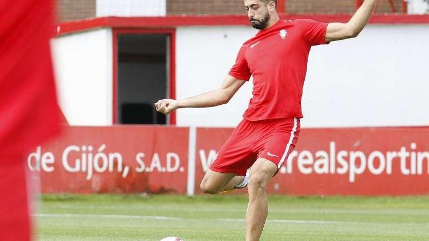 Álex Pérez se dispone a golpear el balón.