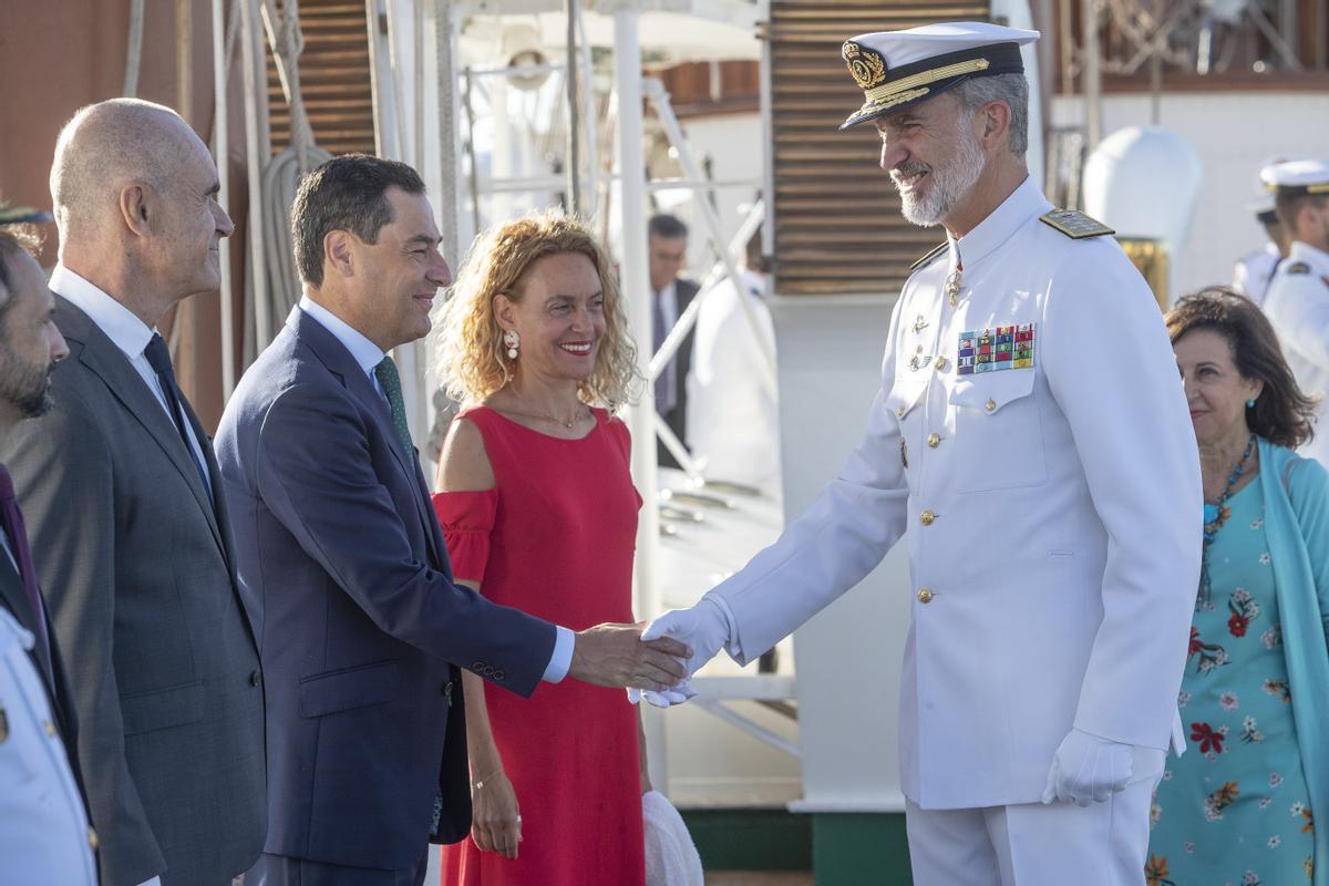 ROTA (CÁDIZ), 06/09/2022.- El rey Felipe VI es recibido por el alcalde de Sevilla, Antonio Muñoz, el presidente andaluz, Juanma Moreno, la presidenta del Congreso, Meritxell Batet, y la ministra de Defensa, Margarita Robles (izq a dcha), a bordo del buque escuela de la Armada Juan Sebastián Elcano en la Base Naval de Rota en al inicio hoy martes de los actos de conmemoración en aguas de Sanlúcar de Barrameda (Cádiz) de una revista naval para conmemorar que hace hoy 500 años regresó a este mismo lugar, tras un viaje de tres años, la nao Victoria, que, comandada por Juan Sebastián Elcano, fue el primer barco de la historia que dio la vuelta al mundo. EFE/ Román Ríos POOL