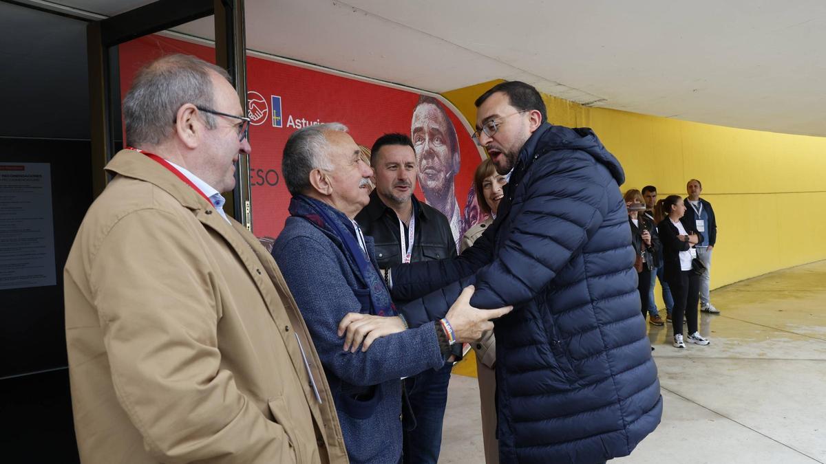 A la izquierda, Santiago Rodríguez Vega y, junto a él, Pepe Álvarez saluda al presidente Adrián Barbón  ante la mirada de Javier Fernández Lanero y Mariví Monteserín.