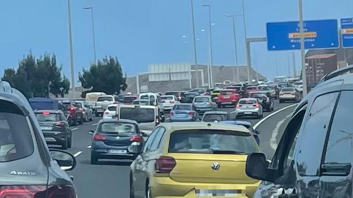 Atasco de vehículos en la GC-1.