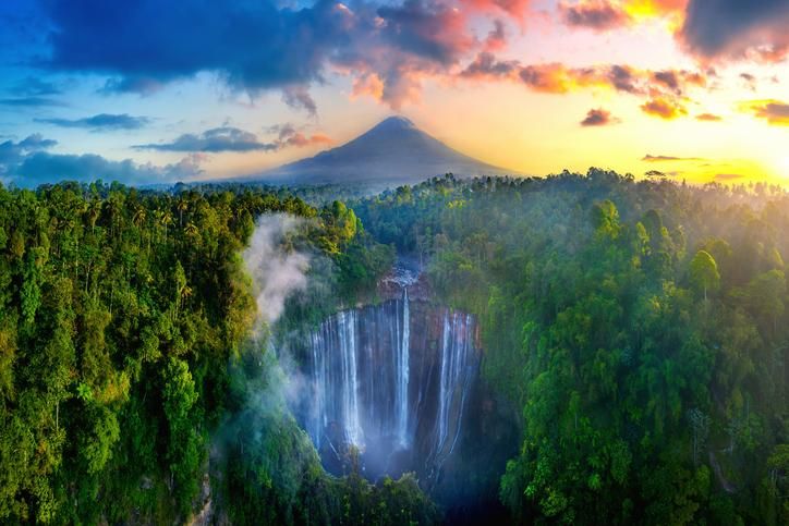 Cascada Tumpak Sewu y la montaña Semeru al amanecer.