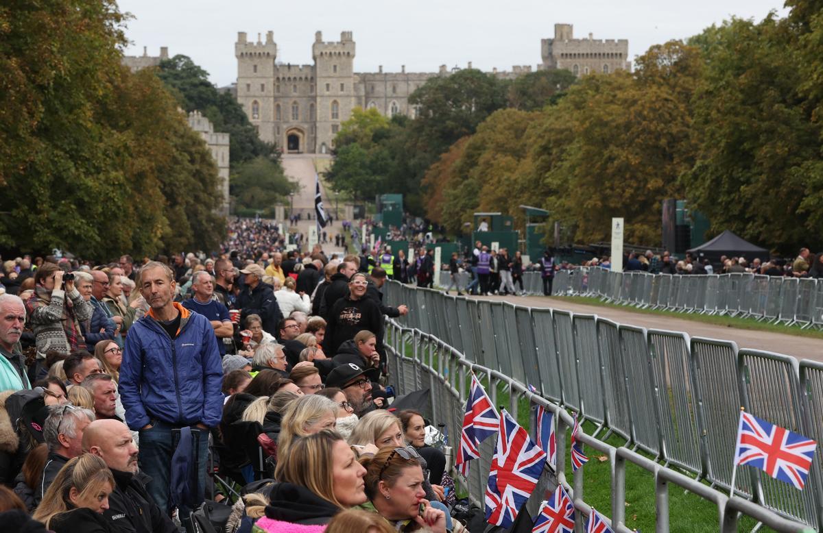 Ciudadanos esperan en el Long Walk, en Windsor, el día del funeral de la reina.