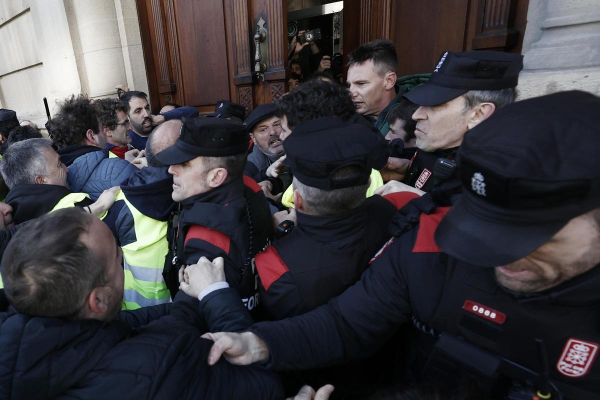 Los agricultores intentan entrar al Parlamento de Navarra por la fuerza