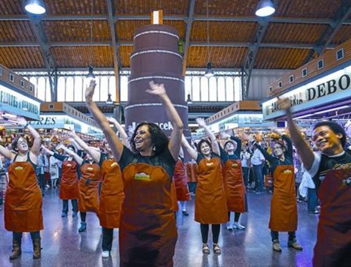 El ball de les venedores 8 Protagonistes del punt àlgid de la celebració, davant el pastís gegant, ahir. El ball de les venedores 8 Protagonistes del punt àlgid de la celebració, davant el pastís gegant, ahir.