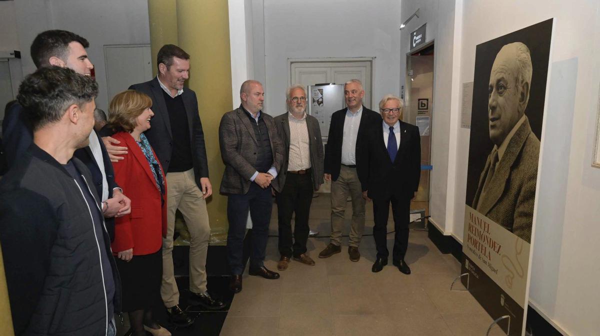 Un momento de la inauguración de la exposición con el conselleiro José López Campos.  |