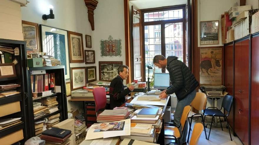 Francisco Fernández en el Archivo, junto al alcalde de Caravaca, José Francisco García