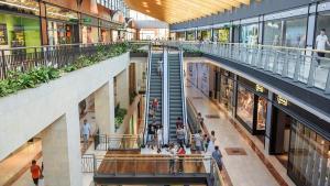 Interior de un centro comercial