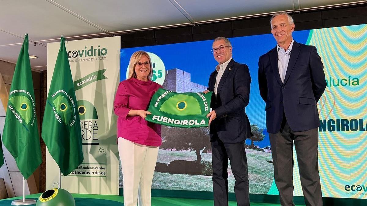 Ana Mula recibe la Bandera Verde del secretario de Estado de Medio Ambiente y el director general de Ecovidrio.