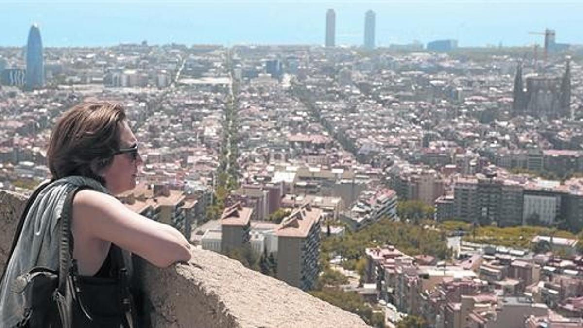 Ada Colau observa la ciudad desde el Turó de la Rovira, el pasado sábado.